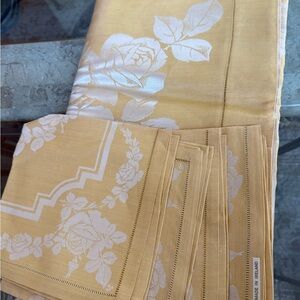 Elegant Yellow Floral Table Set